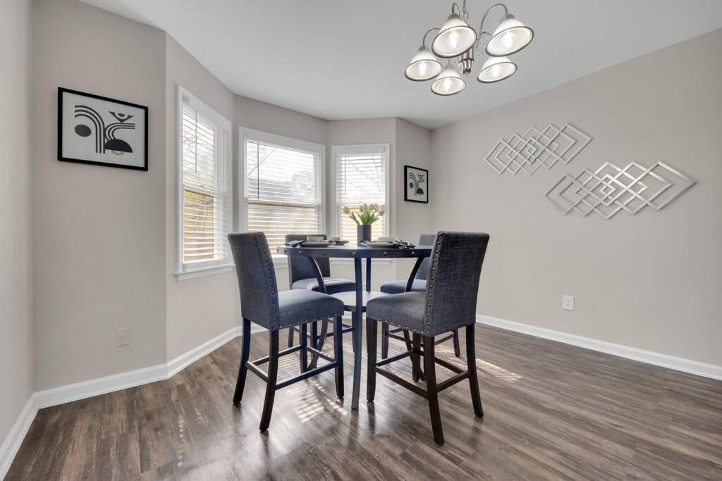 Plush Two Bedroom Retreat. A Home Away From Home! 리버데일 외부 사진