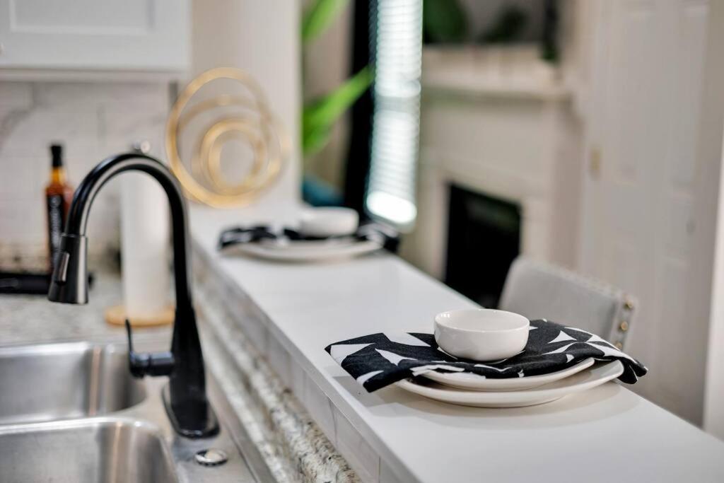 Plush Two Bedroom Retreat. A Home Away From Home! 리버데일 외부 사진